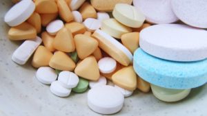 píldoras de medicina de múltiples formas blancas, azules y moradas