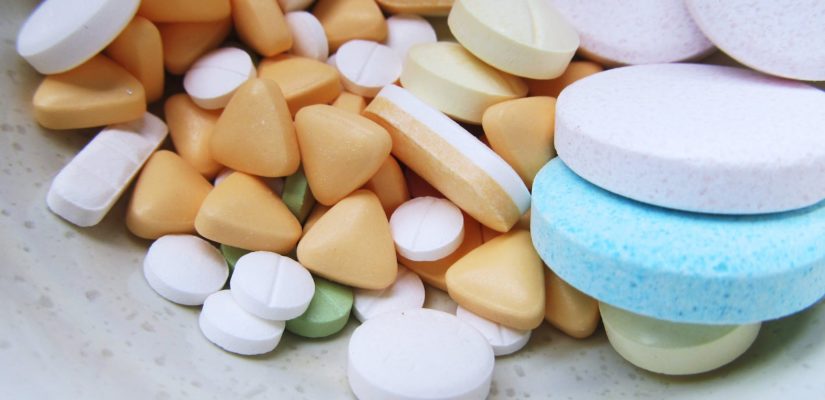 pil ubat pelbagai bentuk biru putih dan ungu